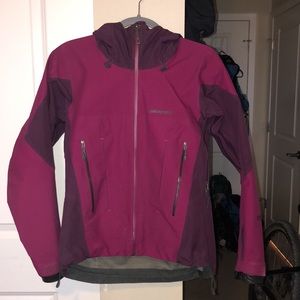 Patagonia women’s gore-Tex hard shell jacket small